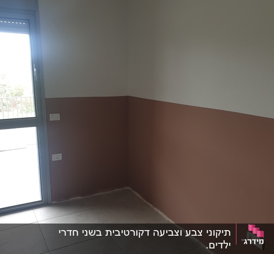 קיר צבוע בשני צבעים, חום ולבן